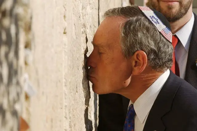 Then-Mayor Bloomberg kissing the Western Wall in Jerusalem in 2003